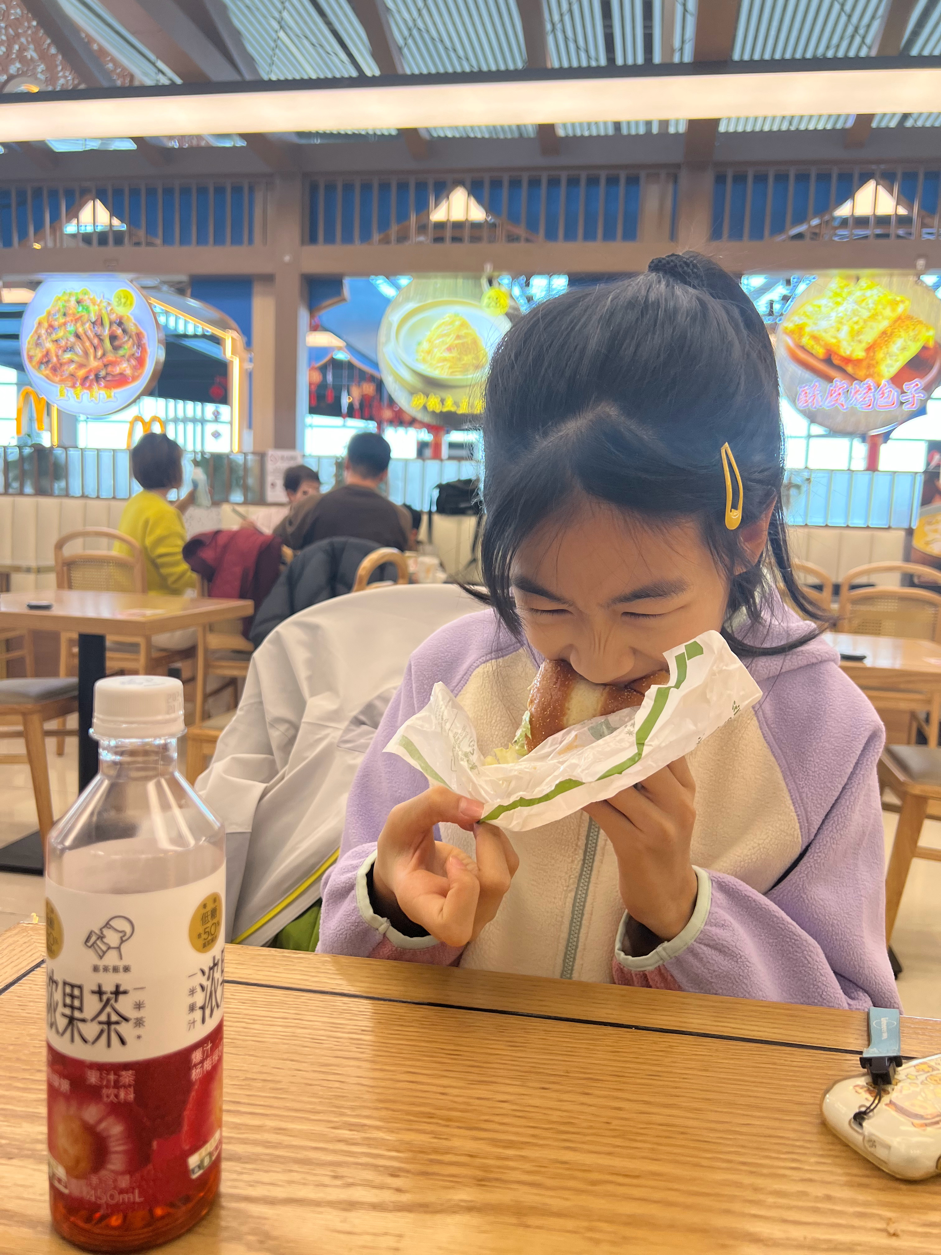 这个小孩，世界上那么多美食，咋总盯着麦当劳的板烧鸡腿堡这一个玩命吃呢？ 
