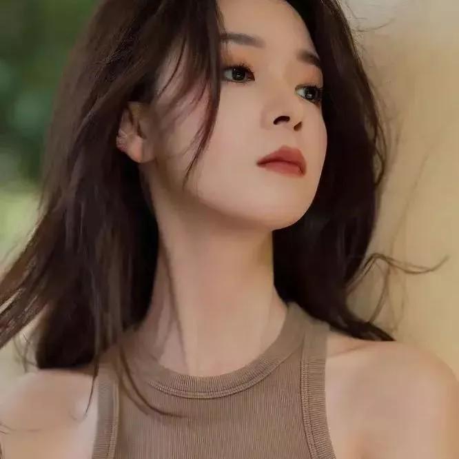 微风轻拂的午后，少女轻闭双眼，仿佛在感受大自然的美好。