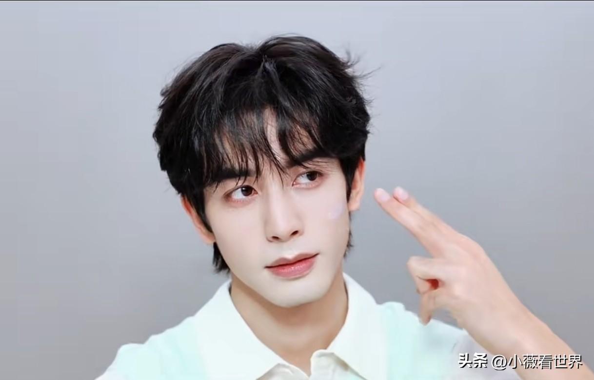 赶紧来围观，宋威龙有新代言啦！雅丽洁全球代言人新鲜出炉！

身穿白衬衣牛仔裤的他