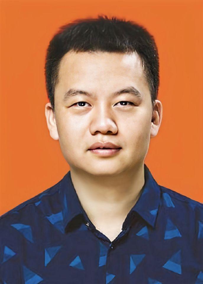 王伟民，男，汉族，1980年6月生。现任重庆市渝中区鸿巨网络科技有限公司总经理。