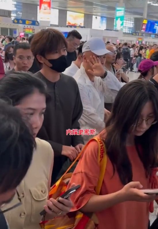 王安宇穿拖鞋坐高铁王安宇把高铁当自家后院，穿拖鞋顺毛就出门，这松弛感简直没谁了！