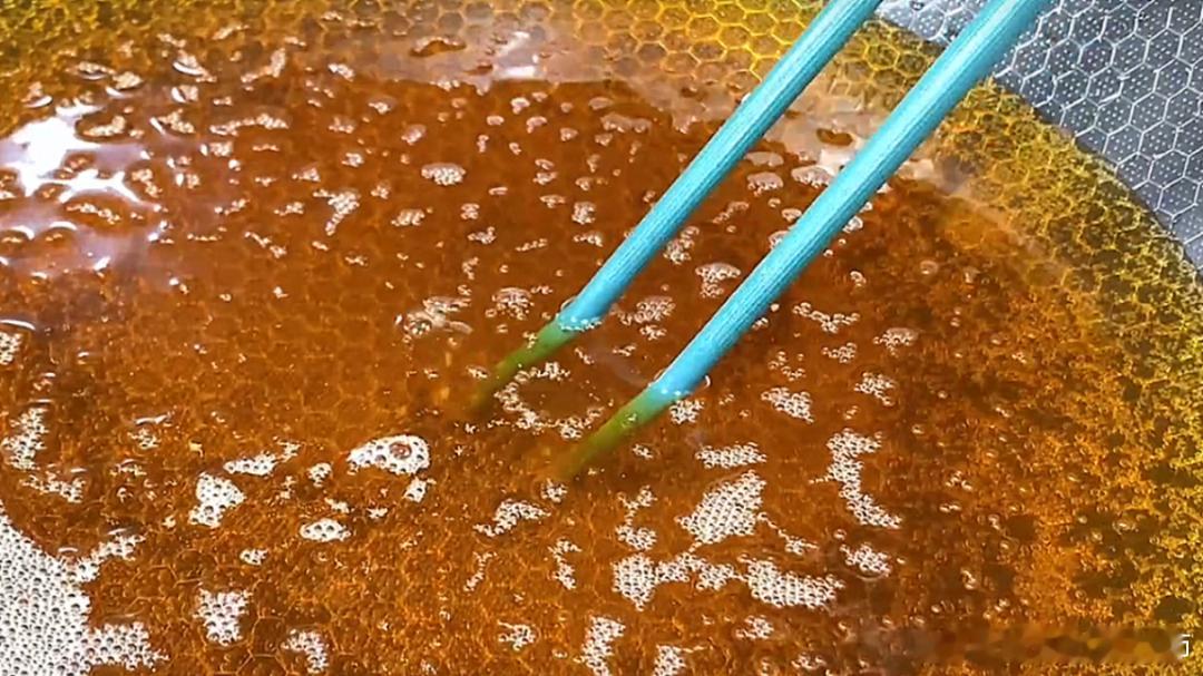 #中医话养生[超话]#过年油炸食物，用哪种油会更好些？烹调油经过煎炸，其中反式脂
