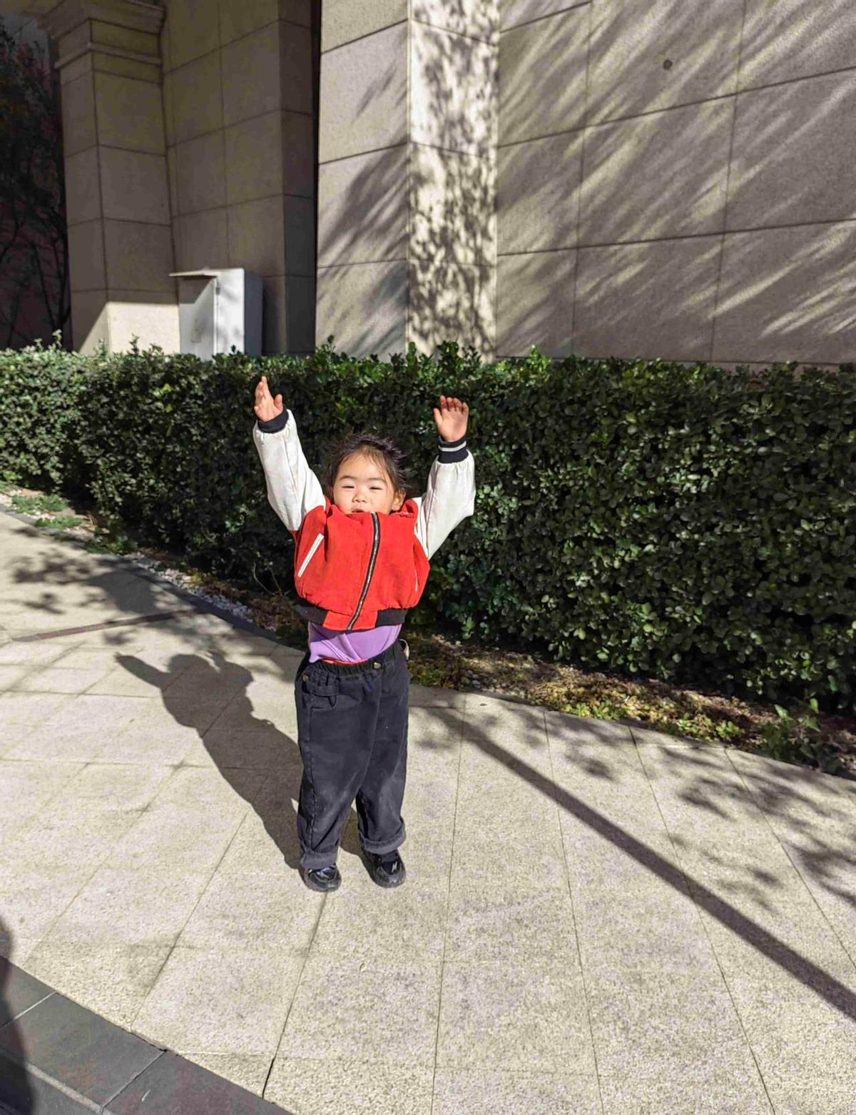 奶奶带小孙女出去玩，阳光正好，温度7度，孩子跑得欢。
虎虎生威不是嘴上说说，是真