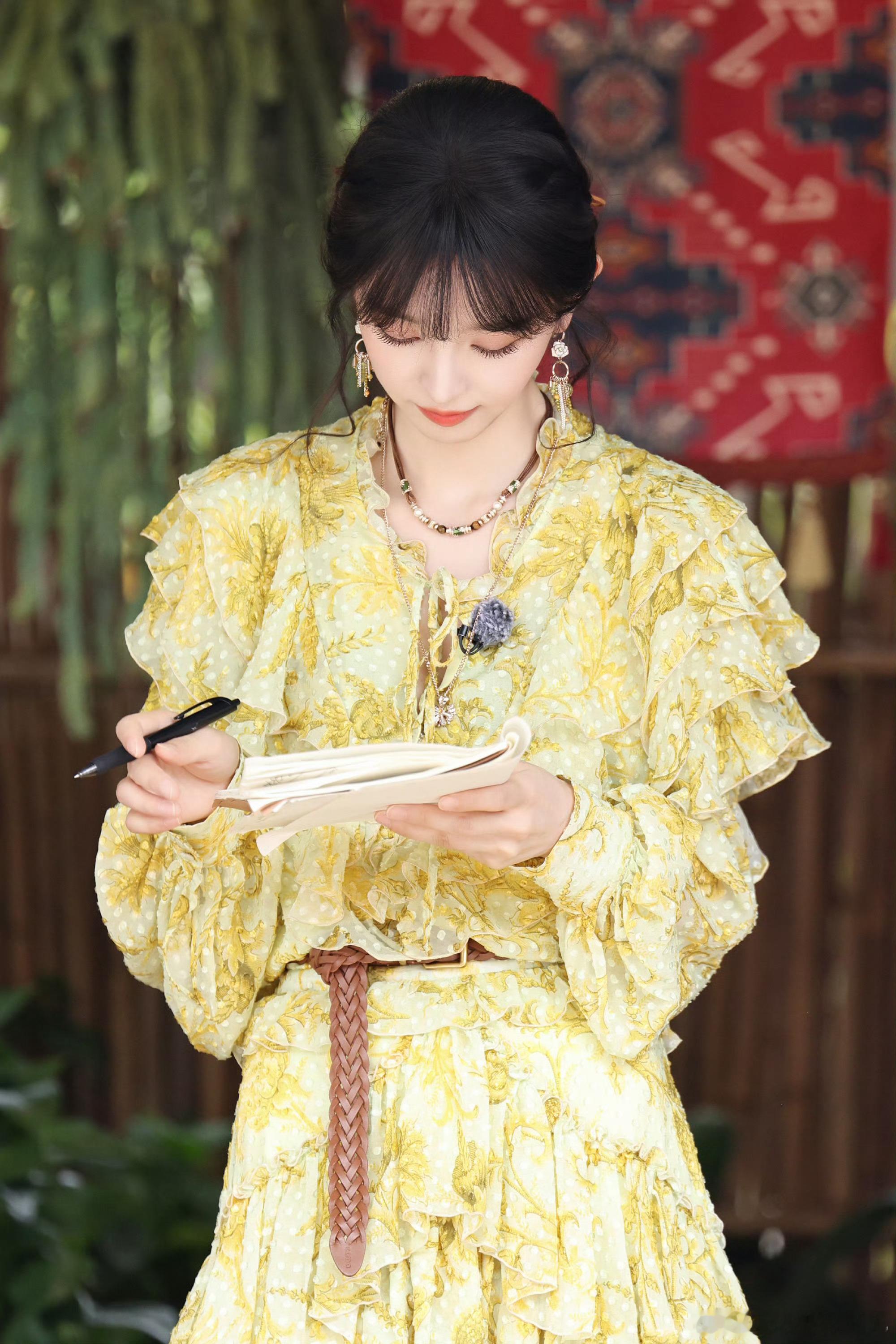 田曦薇新综艺碎花裙剧照小田这身碎花裙直接美到我心里去了🥹 是最适合碎花裙的女子