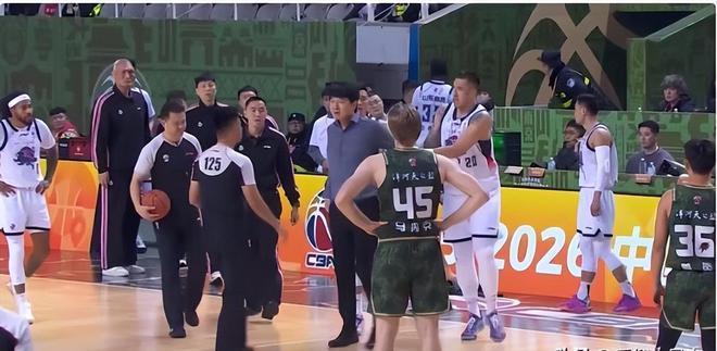 邱彪、刘炜、张庆鹏，原以为最先下课的是邱彪。
没想到山东男篮三连败后立刻来了一个