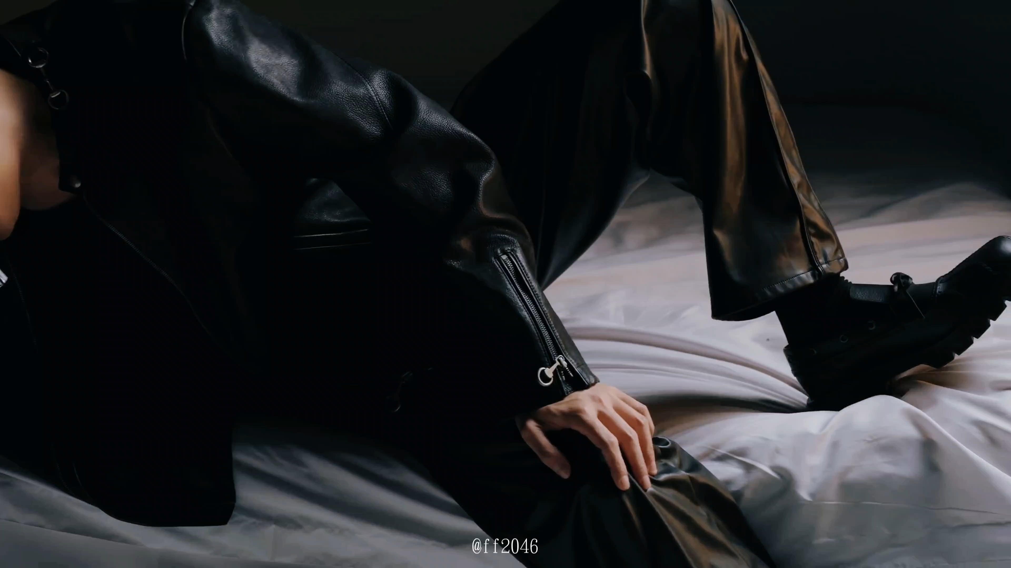 对你有一些色情的凝视 源于欲望本身黄景瑜时装四月封面黄景瑜