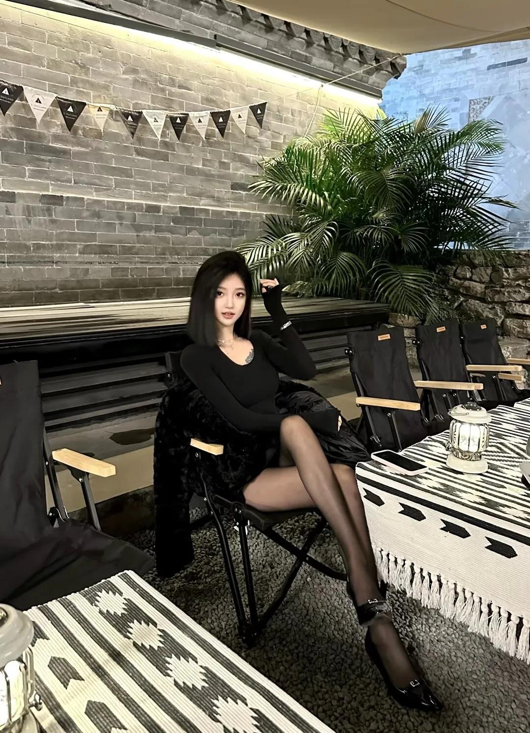 优雅黑裙，都市时尚，黑白条纹，复古魅力。