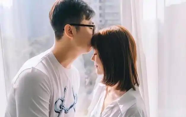 特别现实的一段话：“头婚怕小三，二婚怕前任，不婚对不起父母，离婚对不起孩子，结婚