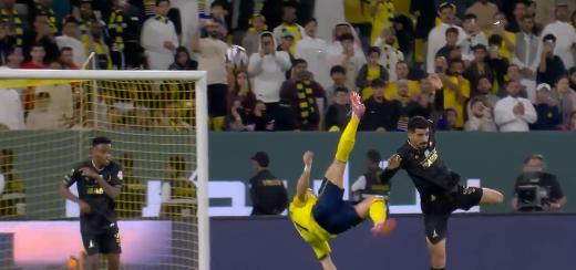 你没看错，40岁的C罗倒勾破门！在沙特联赛补时第96分钟，C罗上演惊天倒钩，他用