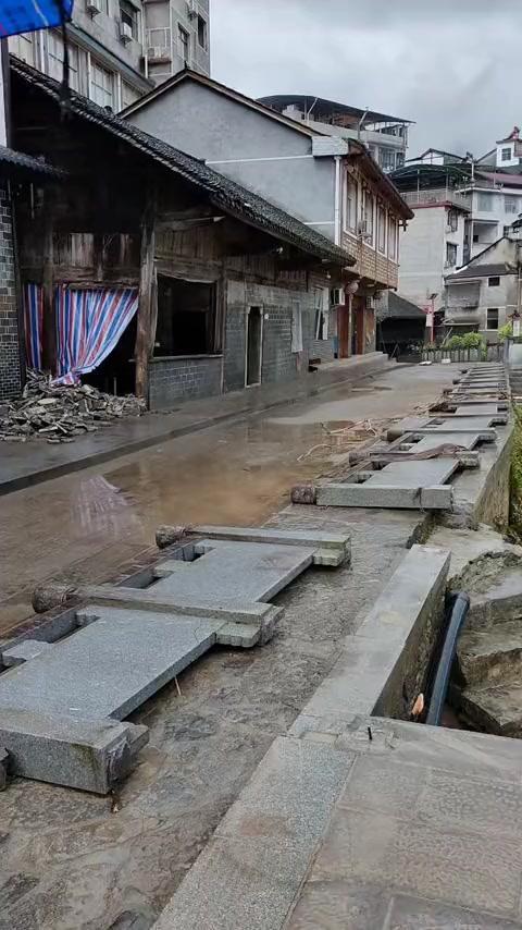🏞️我的家乡壶瓶山遭遇百年难遇洪水，宜沙老街千年牌坊在浊浪中挺立，见证了老街被