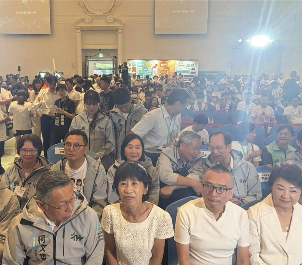 场面彻底失控、全程热血沸腾！经历羁押、判刑风波后，柯文哲首度公开重返民众党周年舞