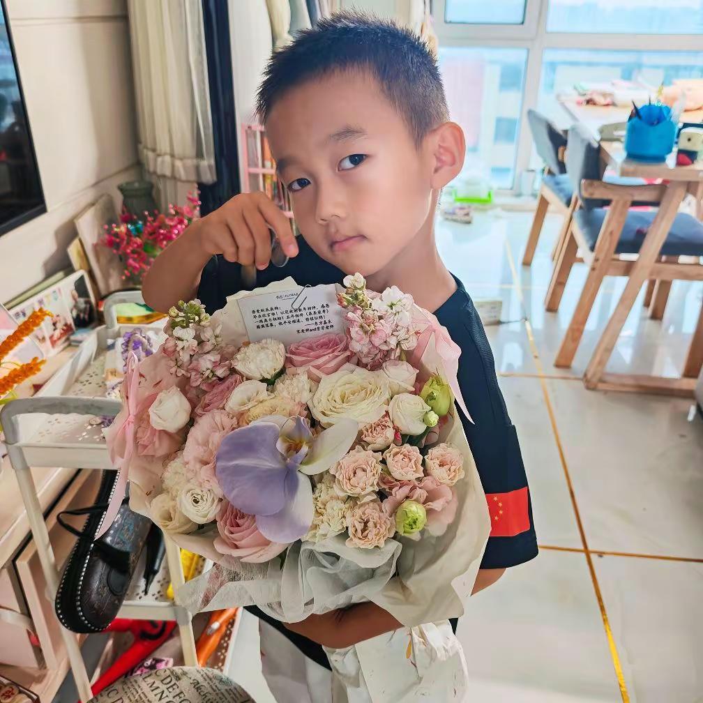 感谢宋老师&芳芳老师送的鲜花。家里最后一个幼儿园学历生毕业。6年相识，5年陪伴，