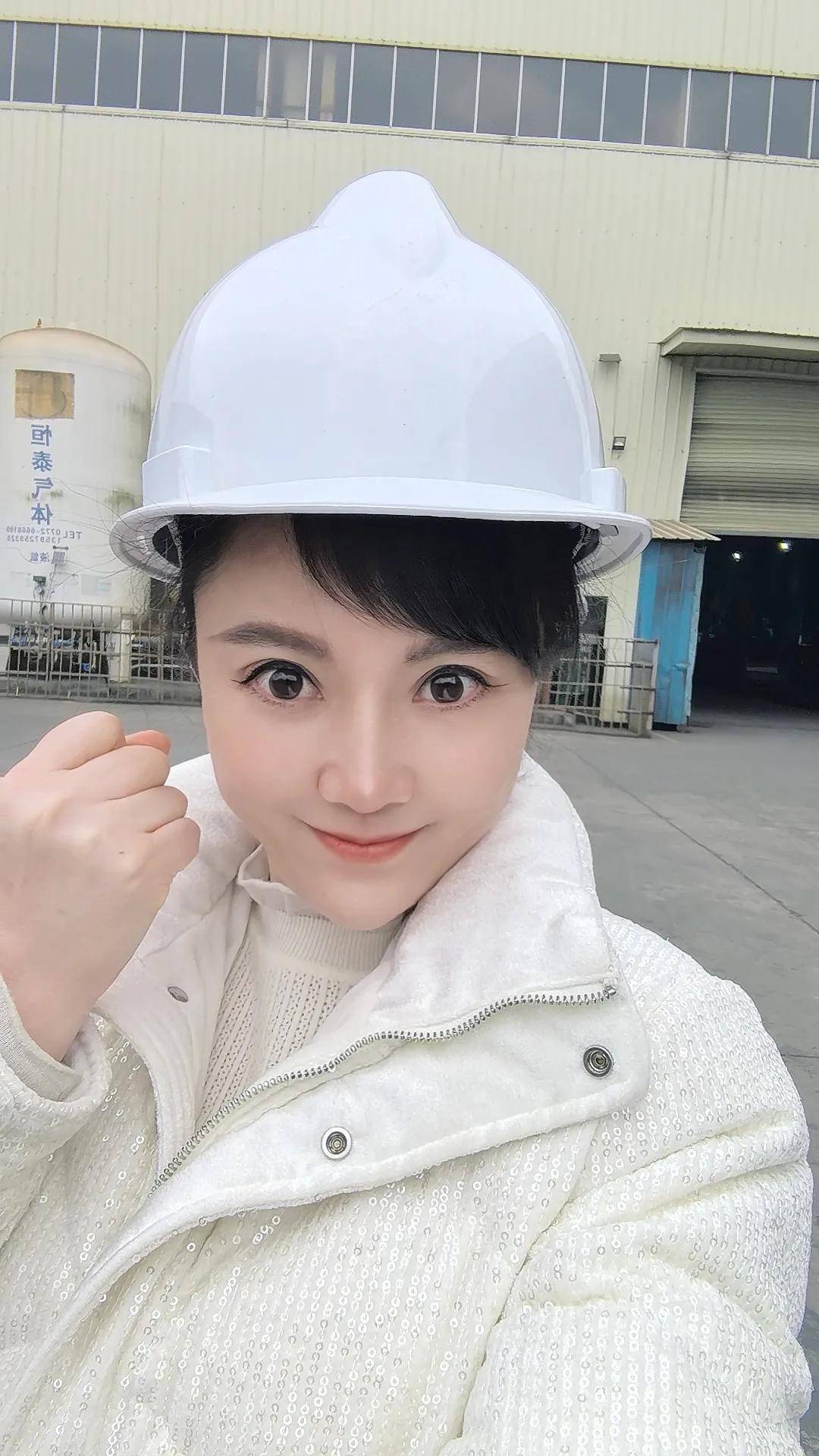 今天是在广西柳州采访某机械公司李总。公司主要研发和生产汽车液压尾板，各项专利技术