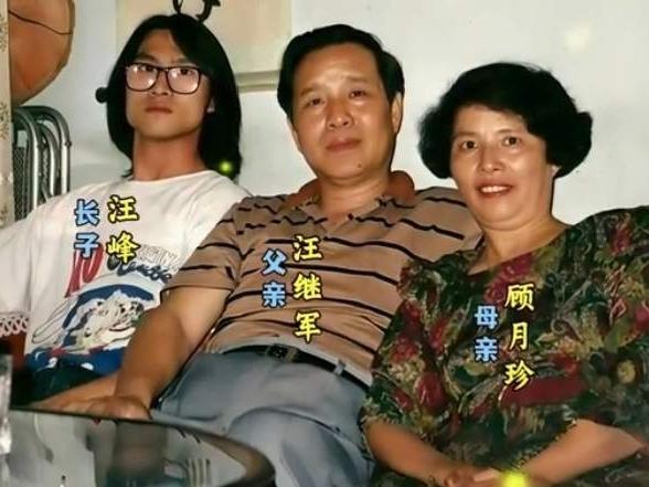 汪峰说：我现在会想念我的爸爸妈妈，每隔一个星期就会想起他们，没有理由的，不是因为