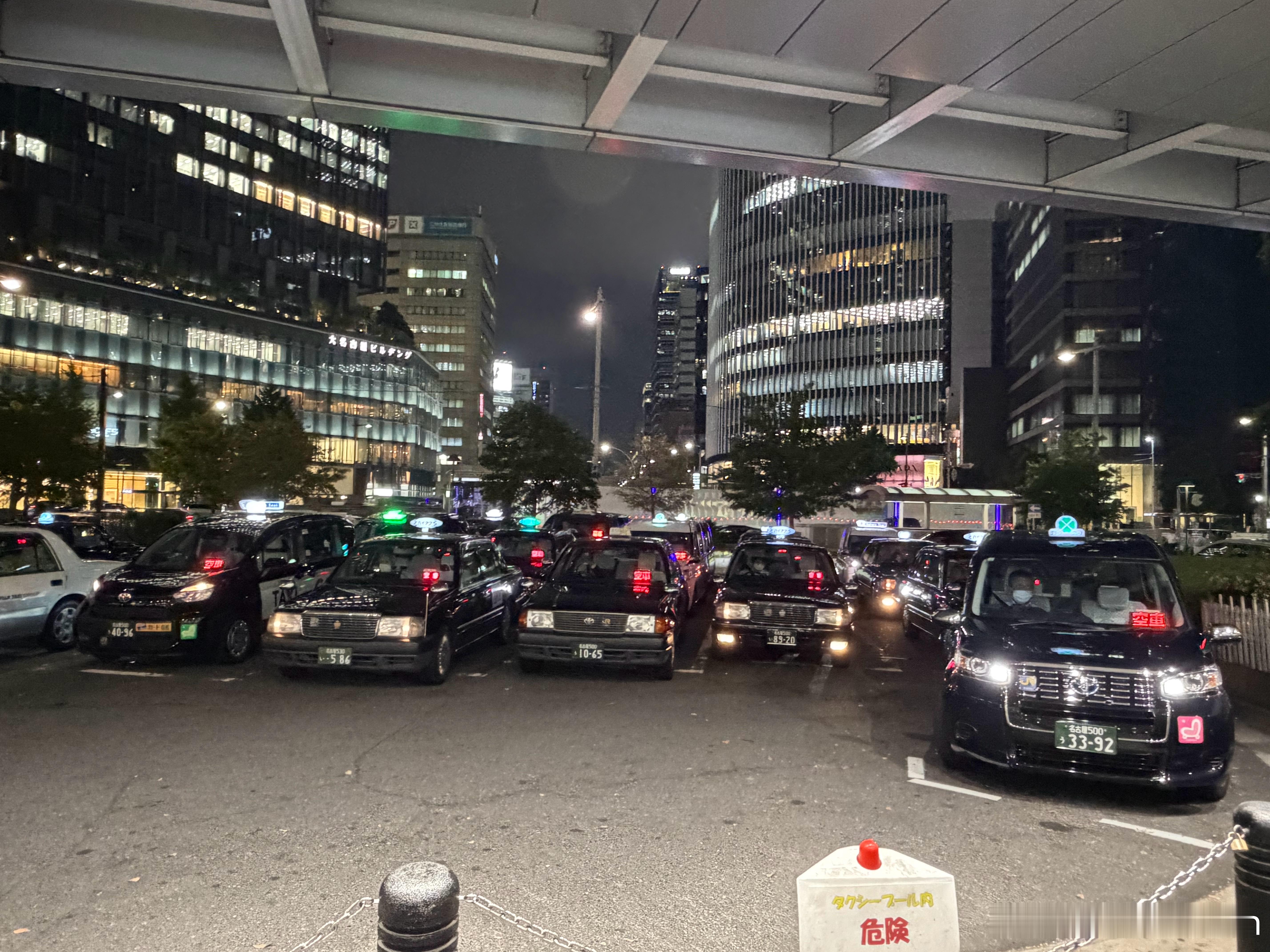 累了，酒店楼下走出来发呆，正好看看名古屋趴活儿的出租车。凯文聊车  ​​​