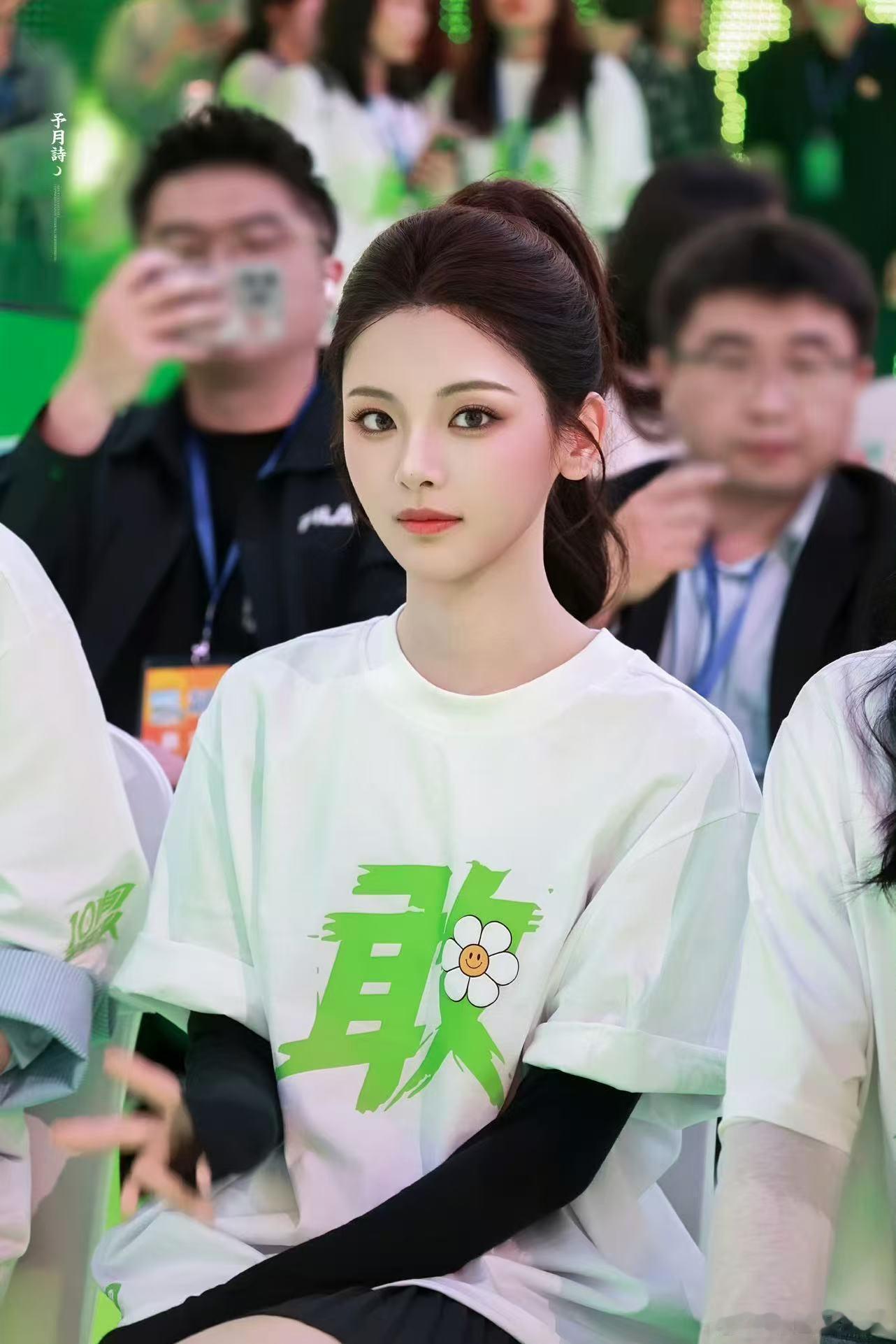 杨超越拍戏手臂大面积淤青被杨超越拍戏的态度圈粉了。为了《10间敢死队》的救援戏份