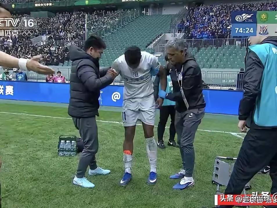 申花外援米内罗泪洒赛场，复出不知何时…京沪大战，伤愈复出的申花外援前锋米内罗又伤
