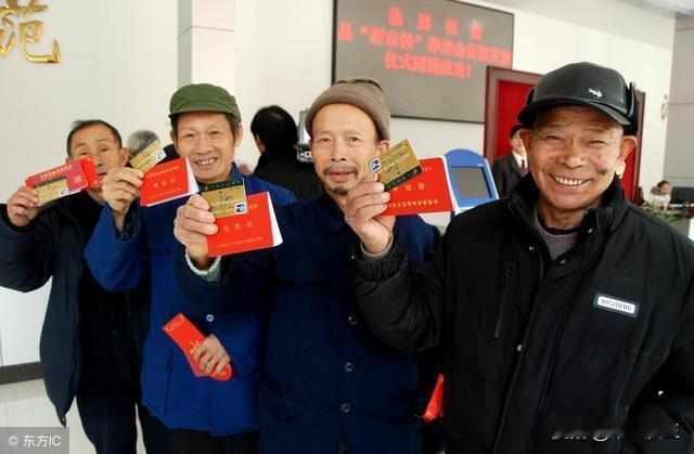 退休待遇应该一律平等。

机关事业单位人员和企业职工，上班期间都是在为国家，为社
