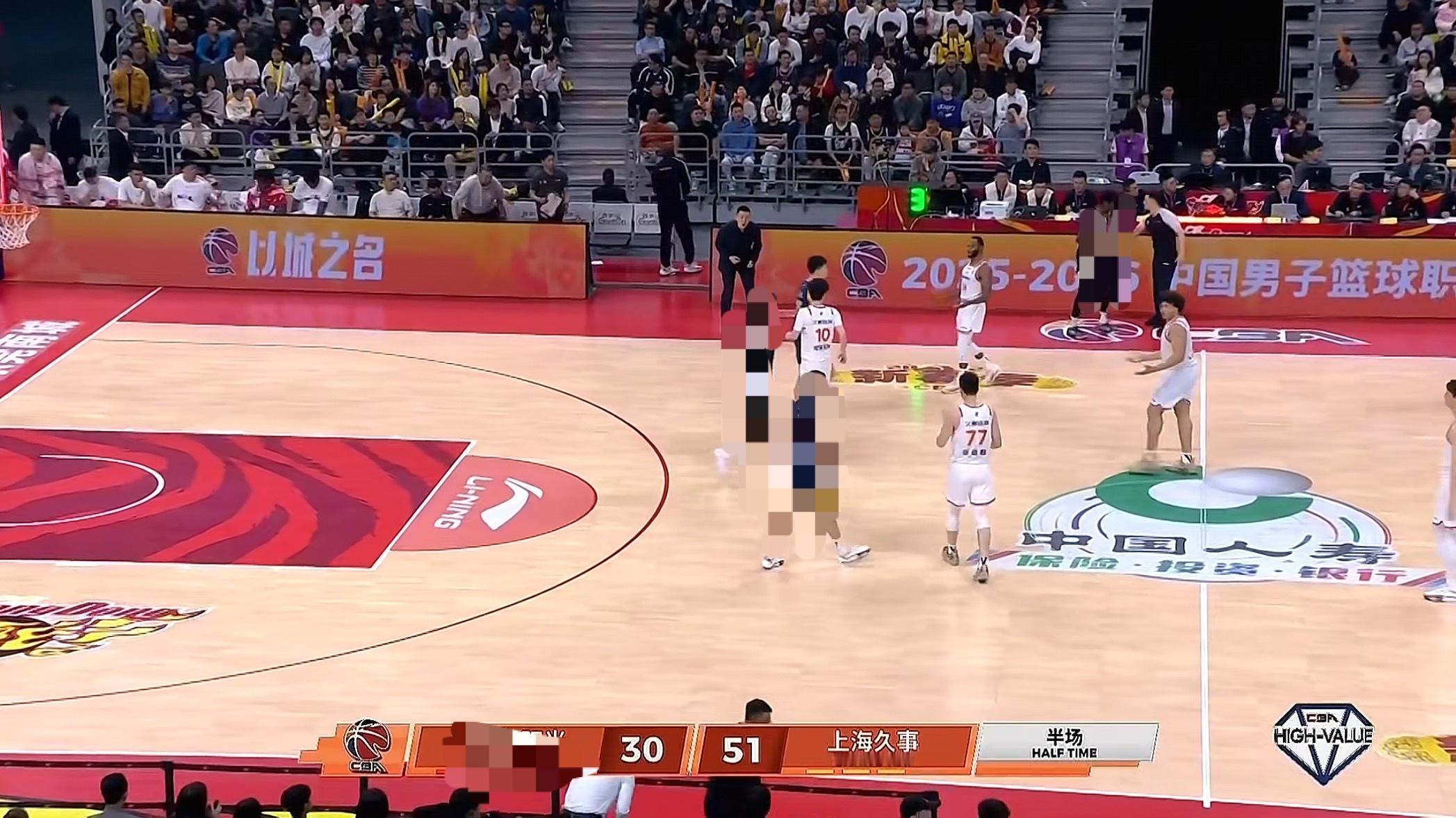 上海队客场对xx半场比赛结束上海队暂时领先21分金金半场5记三分球上海久事大鲨鱼