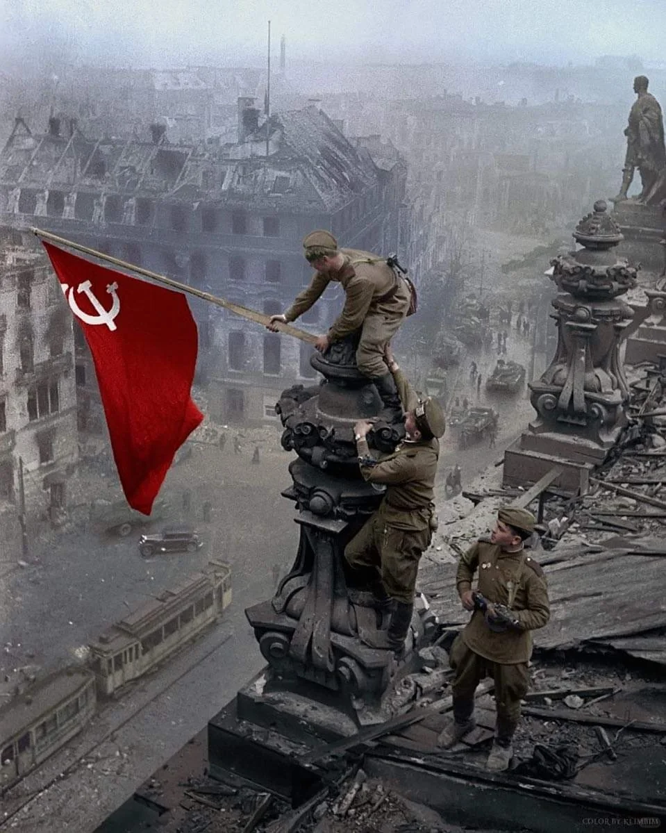 一张经典照片：1945年5月2日，苏联士兵在柏林国会大厦的屋顶上升起苏联国旗。