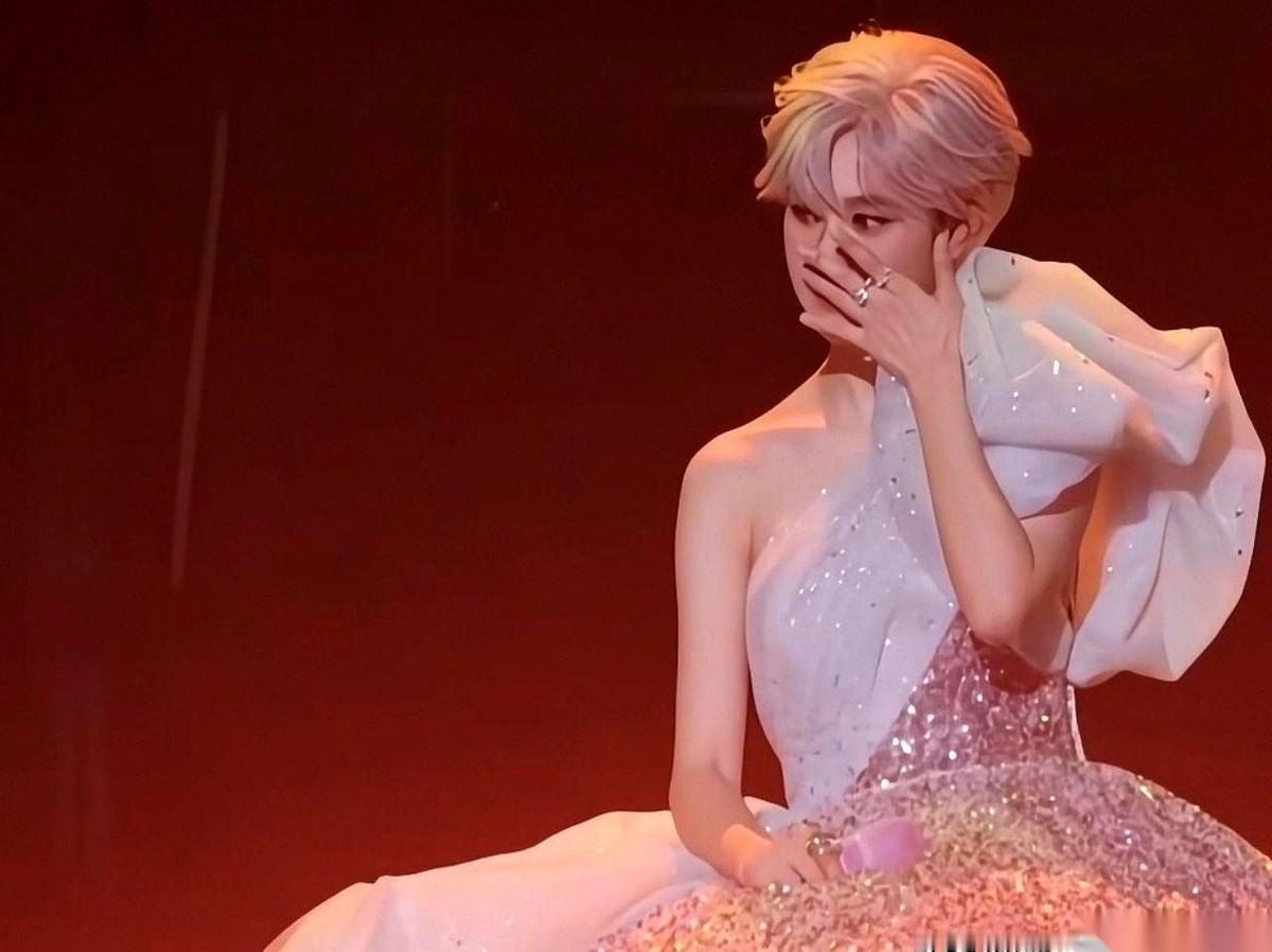 刚刷到一个舞台，直接给我看懵了。
聚光灯“唰”一下打下来，汪苏泷，穿着一袭白色长