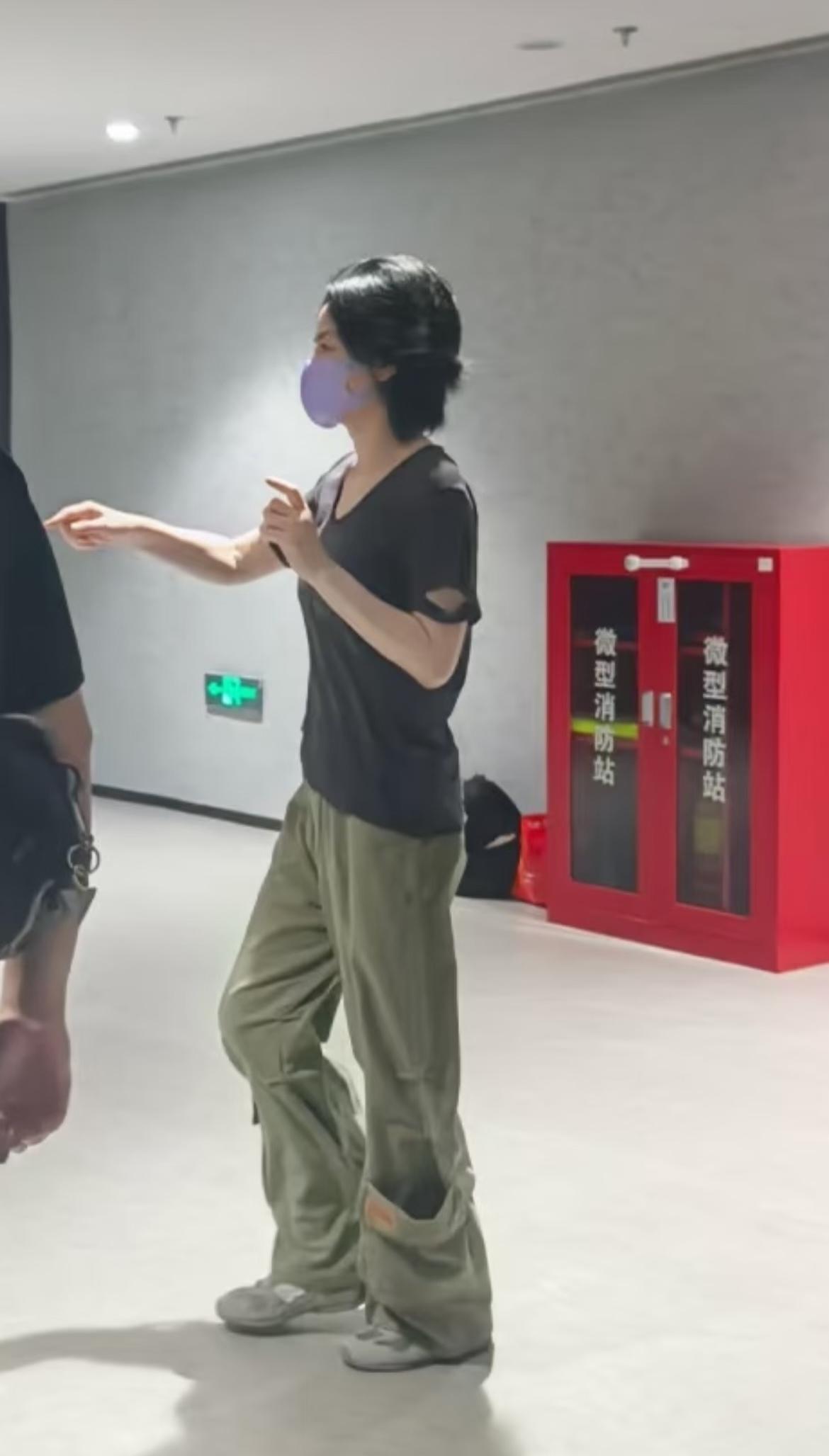 王菲看完谢霆锋的演唱会准备回了，
短袖配工装裤，
平底运动鞋，
这一身穿搭也太朴
