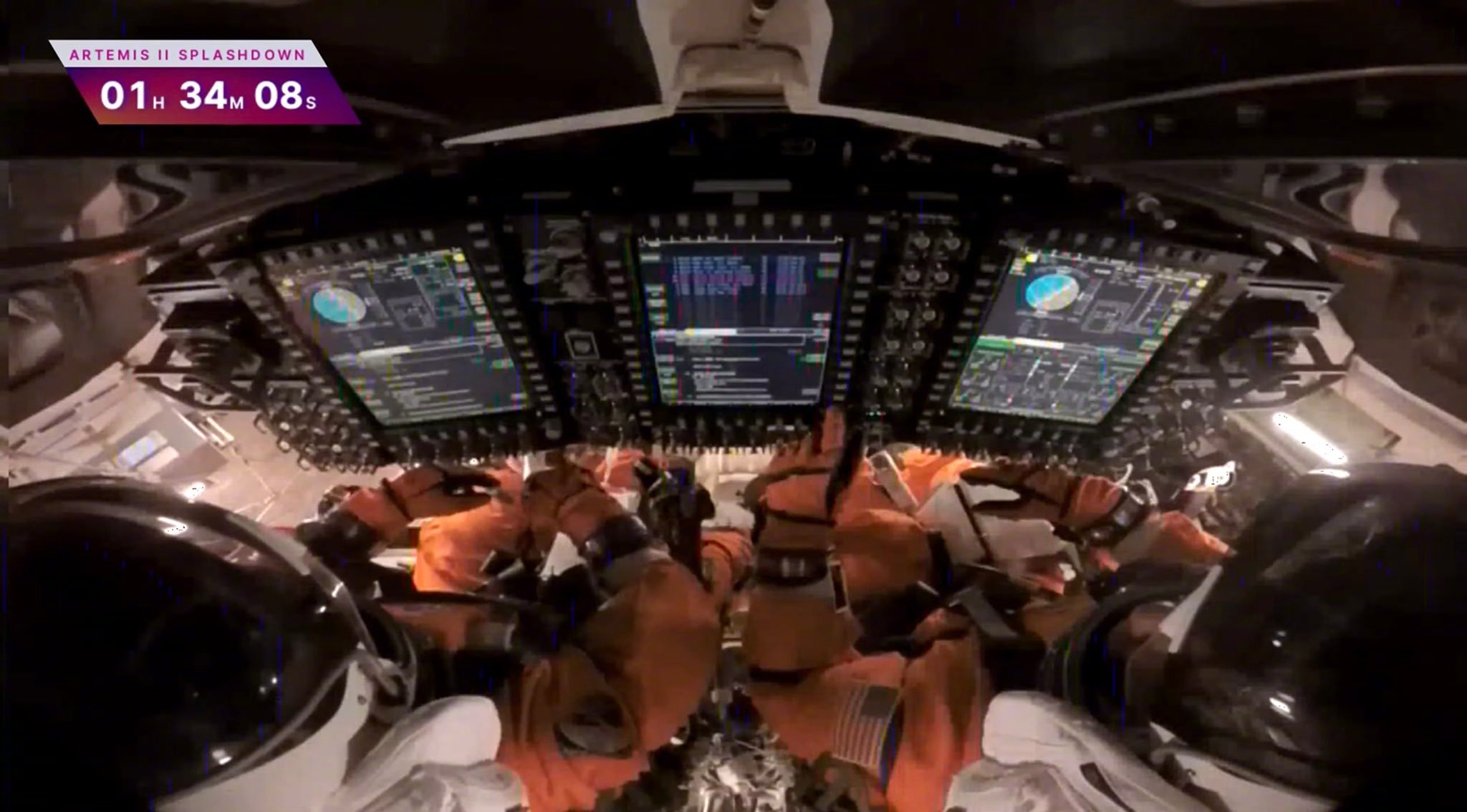 距离溅落还有一个半小时多，阿尔忒弥斯2号任务的机组人员已经穿上了舱内活动服。 