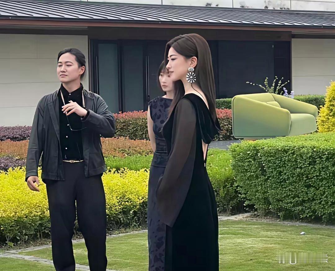 难怪这么多人喜欢她，真人确实很漂亮。 