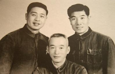 马季、李文华与孙玉奎，一张罕见的合影，这张黑白照相馆合影拍摄于上世纪60年代初北