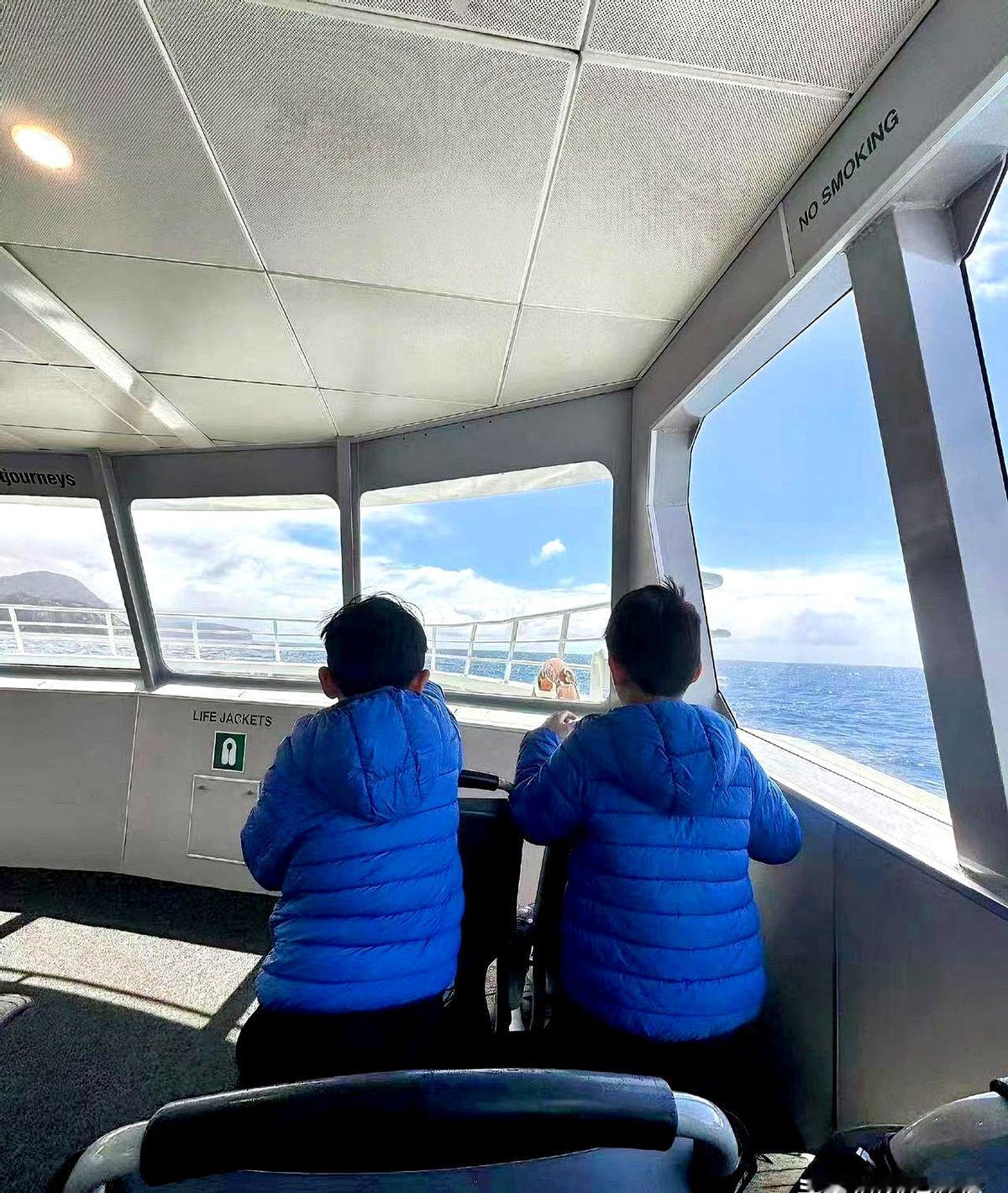 51岁的杨采妮，这状态简直不敢认！

最近她晒出全家福，带双胞胎儿子在澳洲玩了整