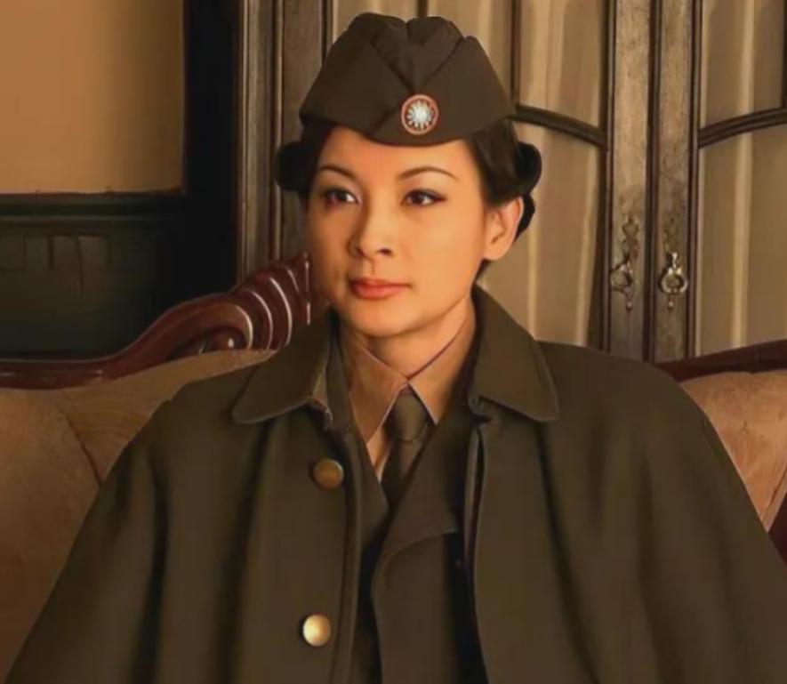 她是戴笠毛人凤的得力干将，反共急先锋，混入中共，破坏中共地下组织。她叫徐寄鸿，有