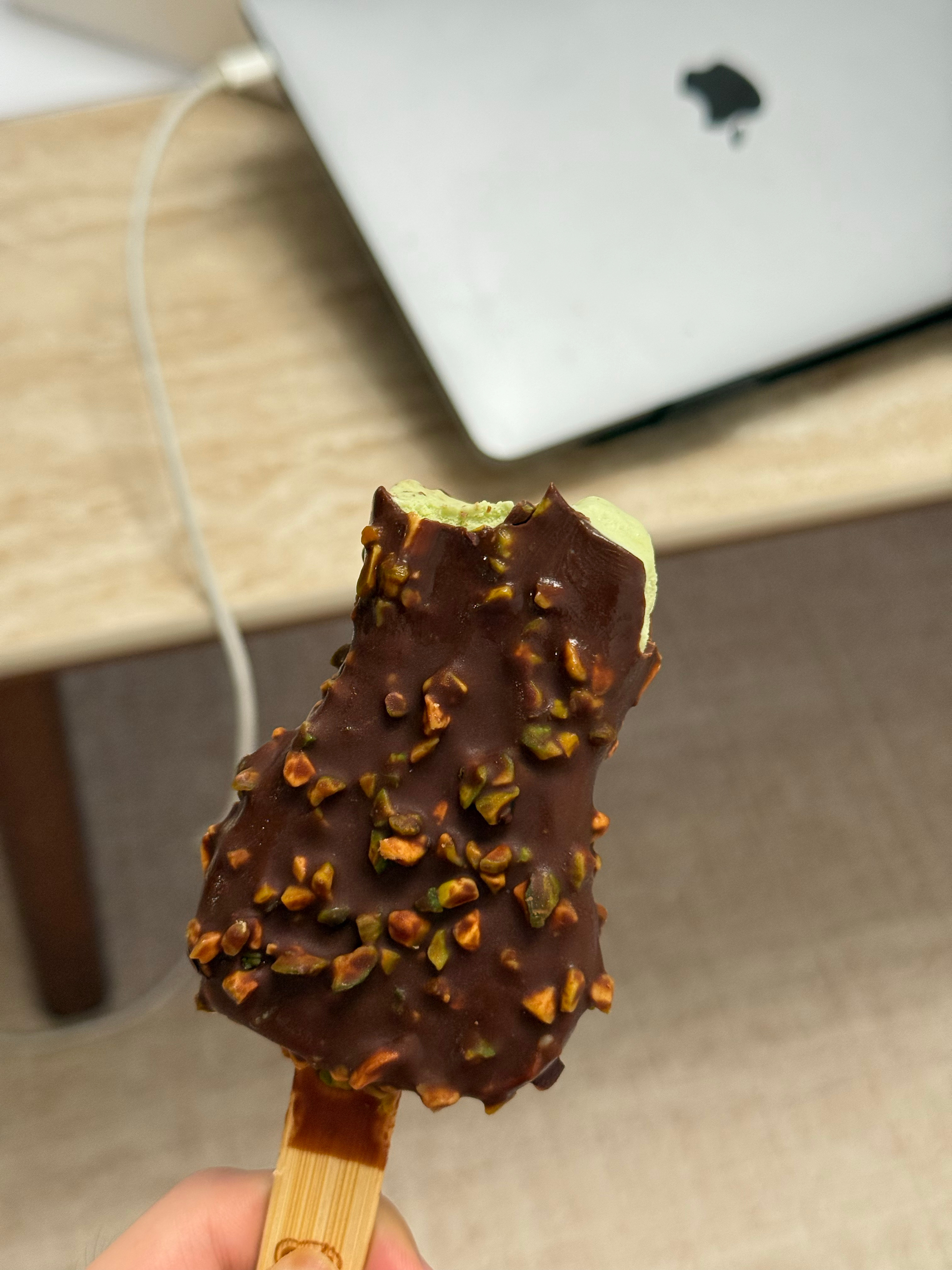 小象超市的这个开心果脆皮冰淇淋太美味了！！ 