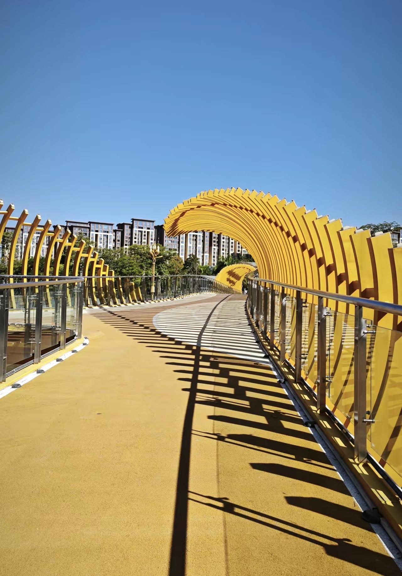 元谋：冬天的向往。
蓝天白云，和煦的阳光，在攀西滇北交汇处，一座从远古走来的城市