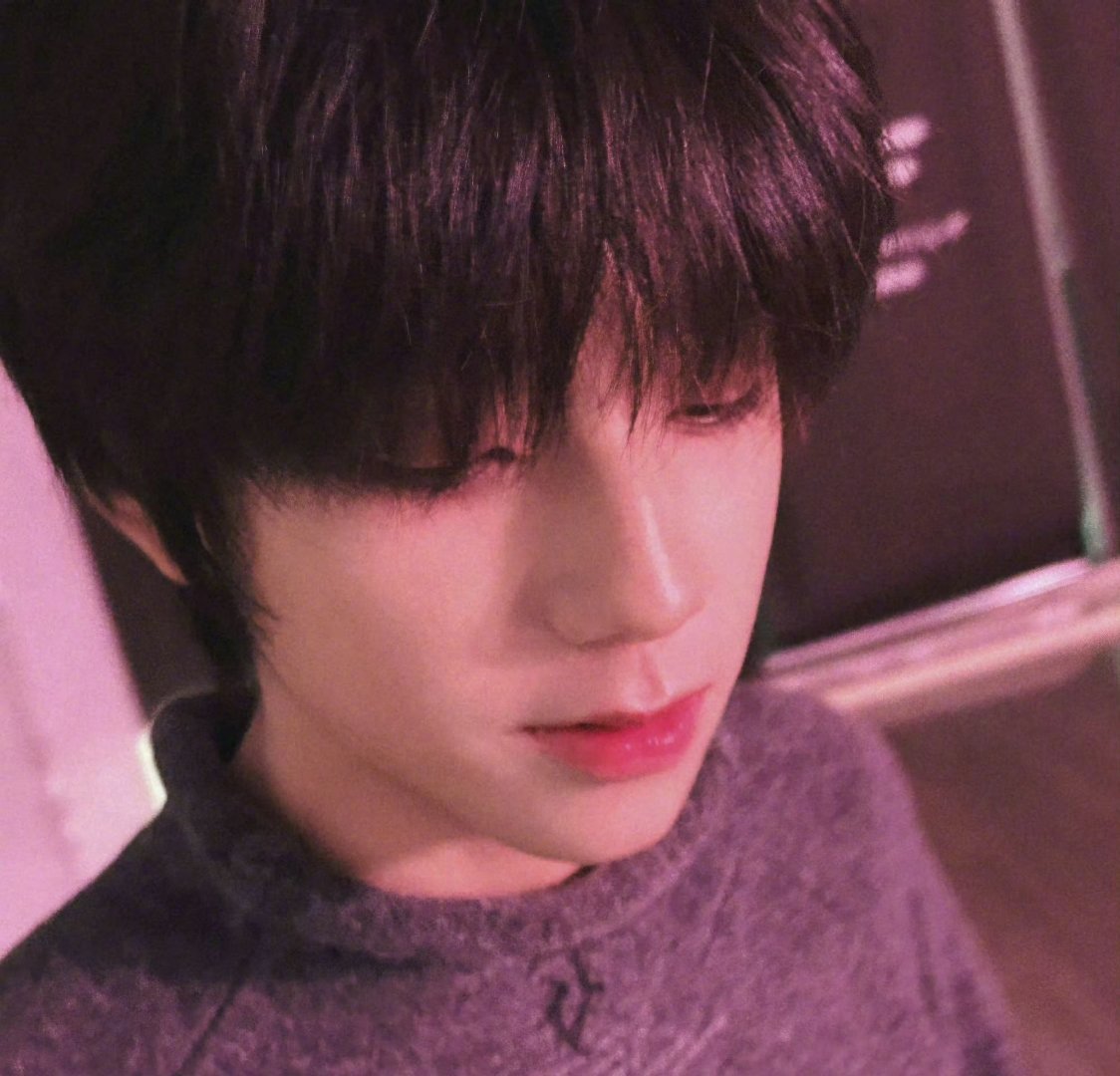 王橹杰库存照新鲜的王橹杰来啦！！这颜值真的好绝～ 