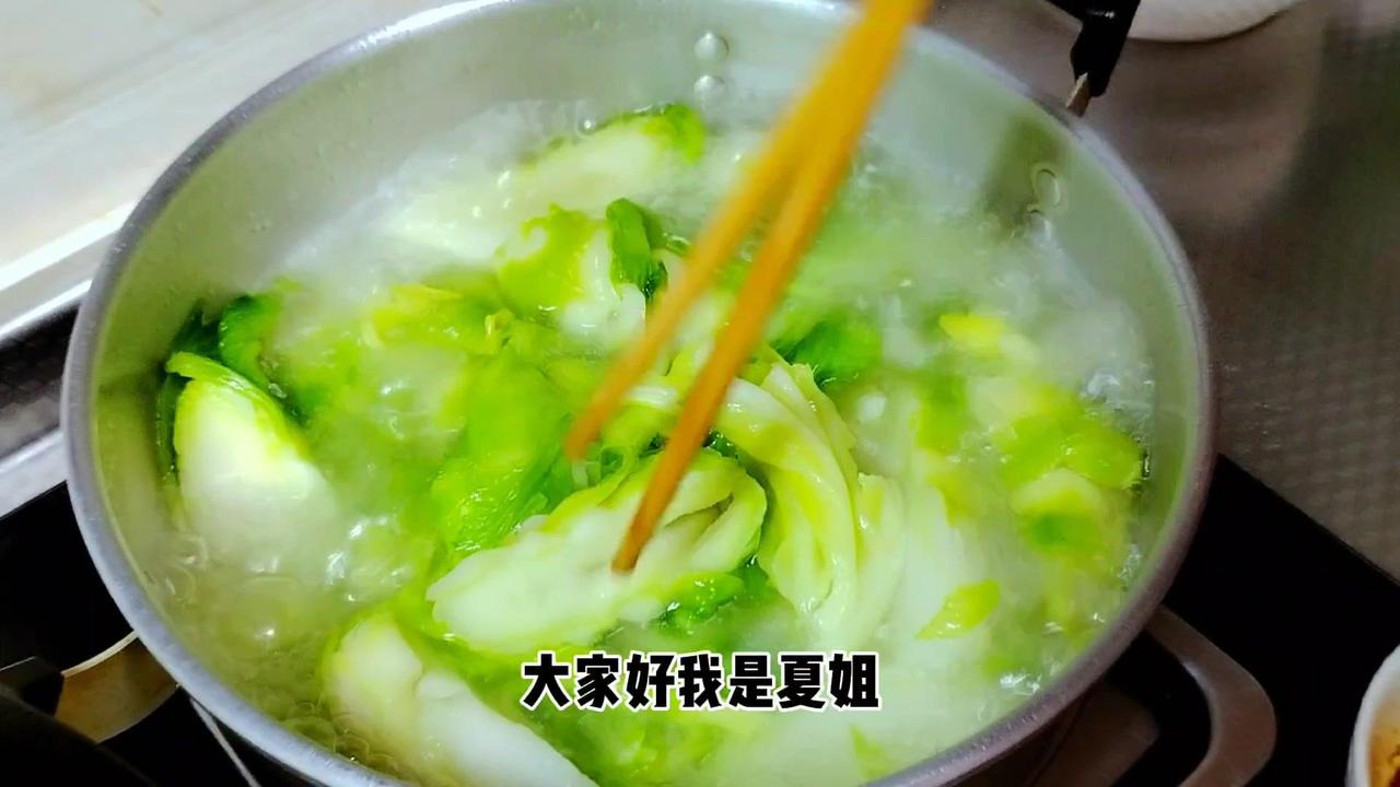 ✨跳水儿菜，其实就是水煮儿菜，香甜当中也带有一丝丝的口味。

🍳食材：
水、生