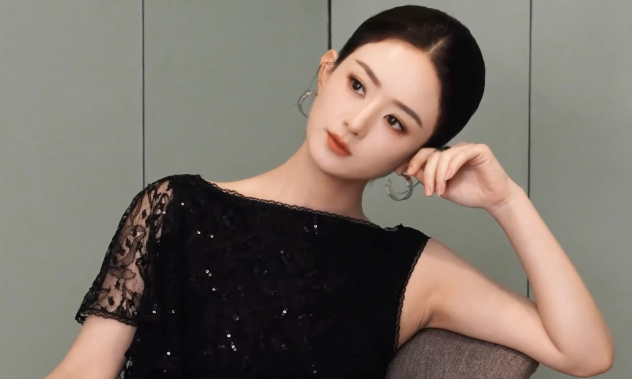 赵丽颖｜纪梵希全球彩妆代言人赵丽颖 如此权威的一张脸[期待][期待] ​​​
