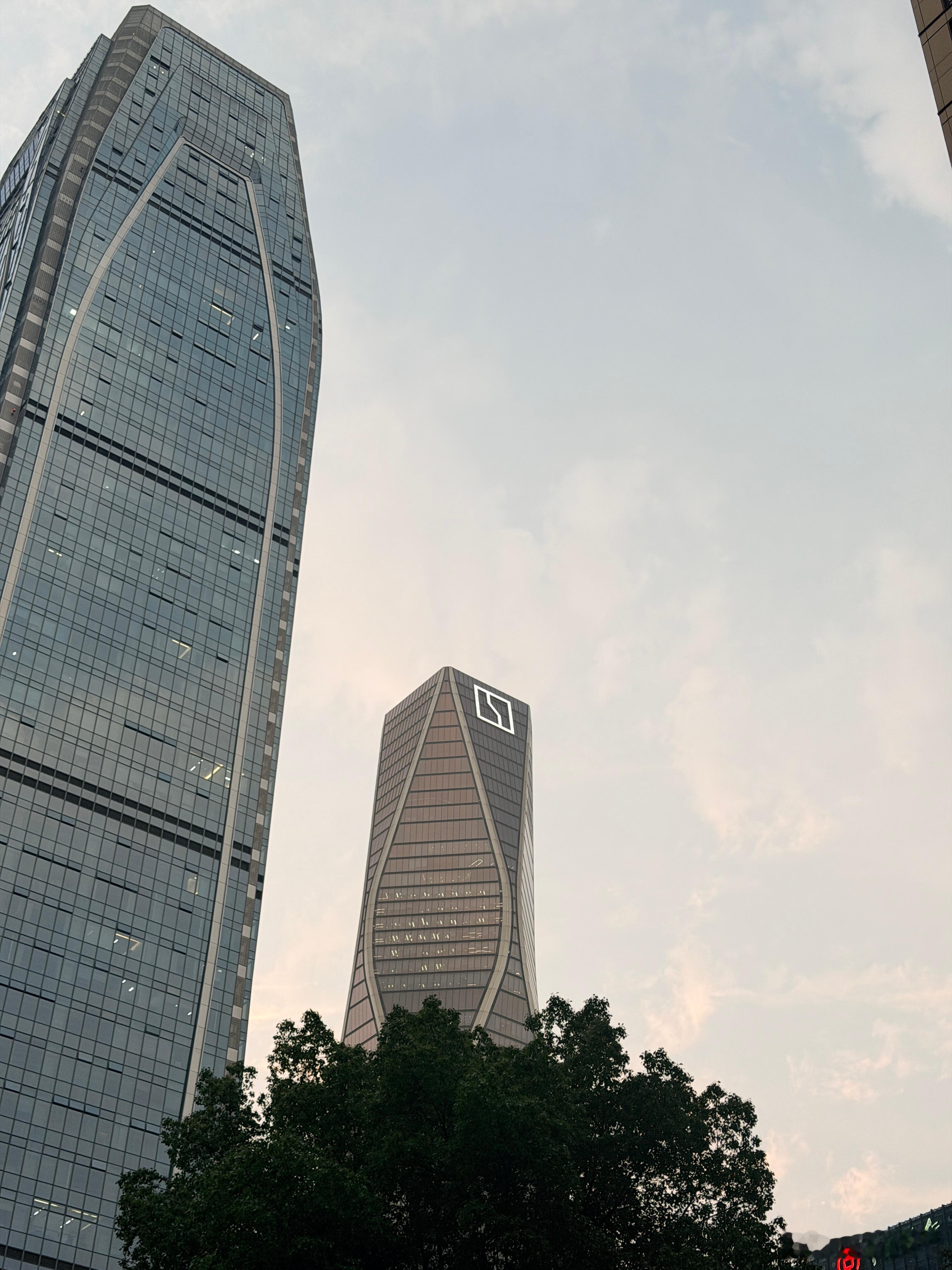 躲过了深圳的暴雨来杭州学习几天~刚入住抬头就看到了极氪大楼看样子这里应该是核心C