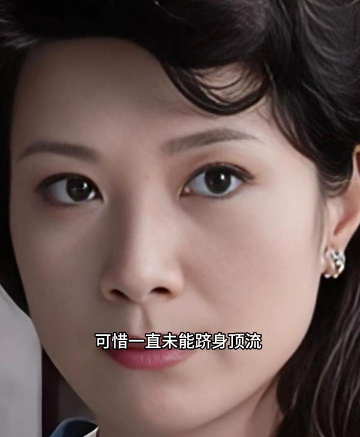 王静有着清冷脱俗的荧幕气质，演技在线且功底深厚，可惜一直未能跻身顶流。她坚守演员