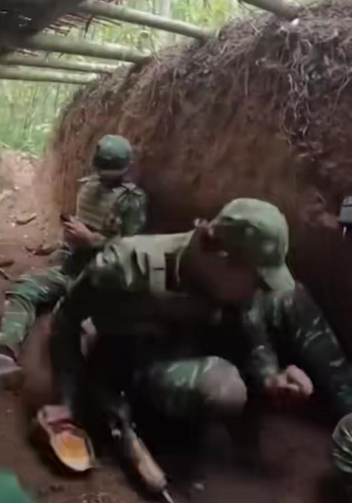 笑屎人，柬埔寨士兵吃饭竟被“炮弹加餐”。

柬埔寨士兵正悠哉吃午饭呢，泰国士兵突