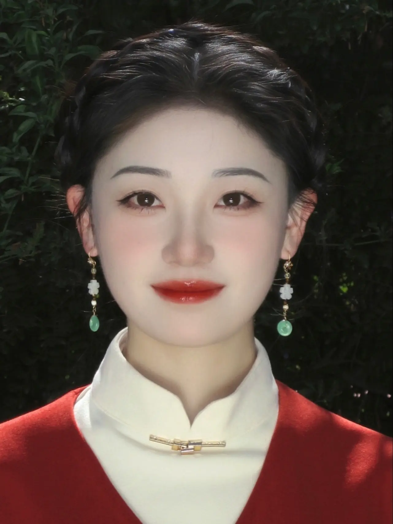 自是好颜色，何必共东风。