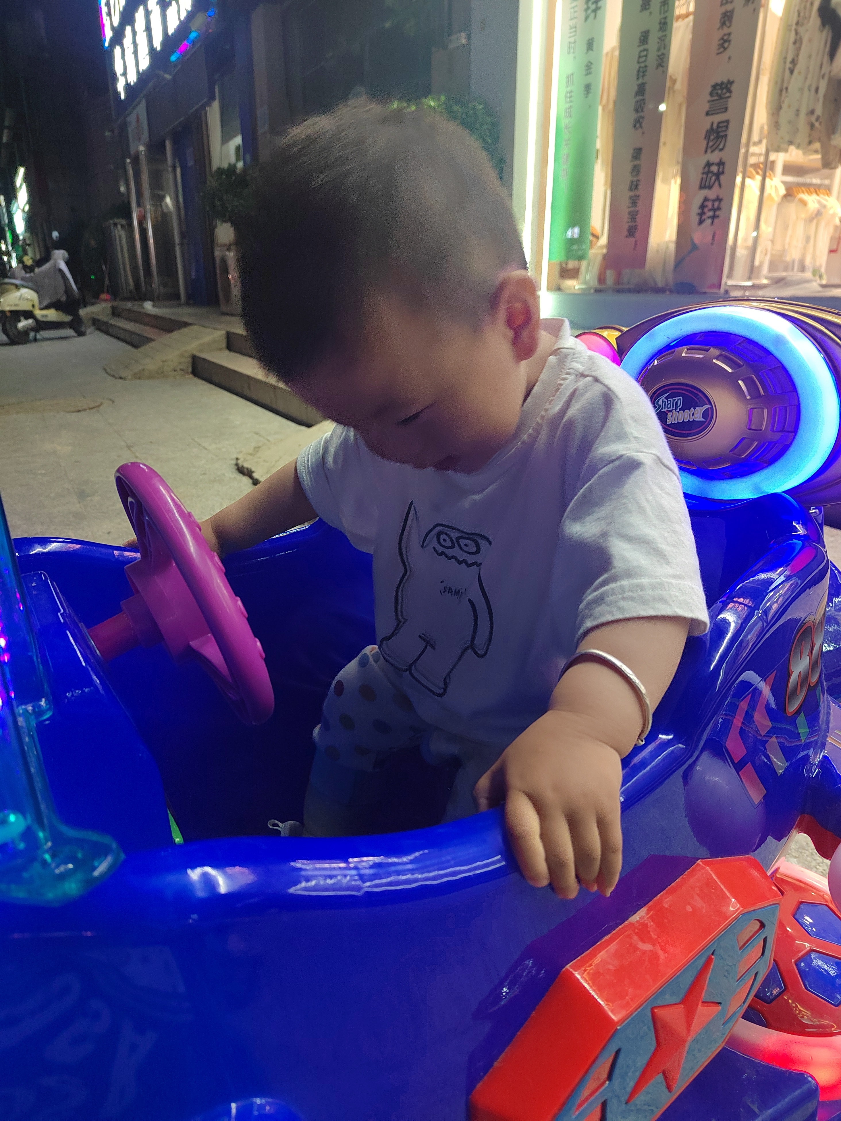 人类幼崽对于水真是刻在骨子里的喜欢刚拖过的地面上留下的水渍也不放过围着水渍嘻嘻哈