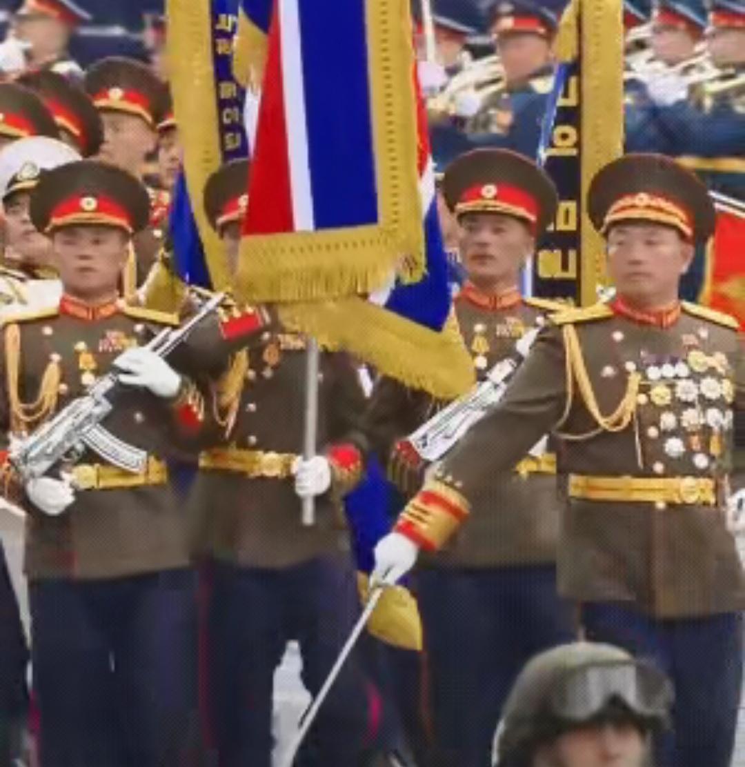 朝鲜军队方阵成红场阅兵式亮点！亮在何处？面对黑压压乌云，不惧乌棒，不惧虎狼。乌斯