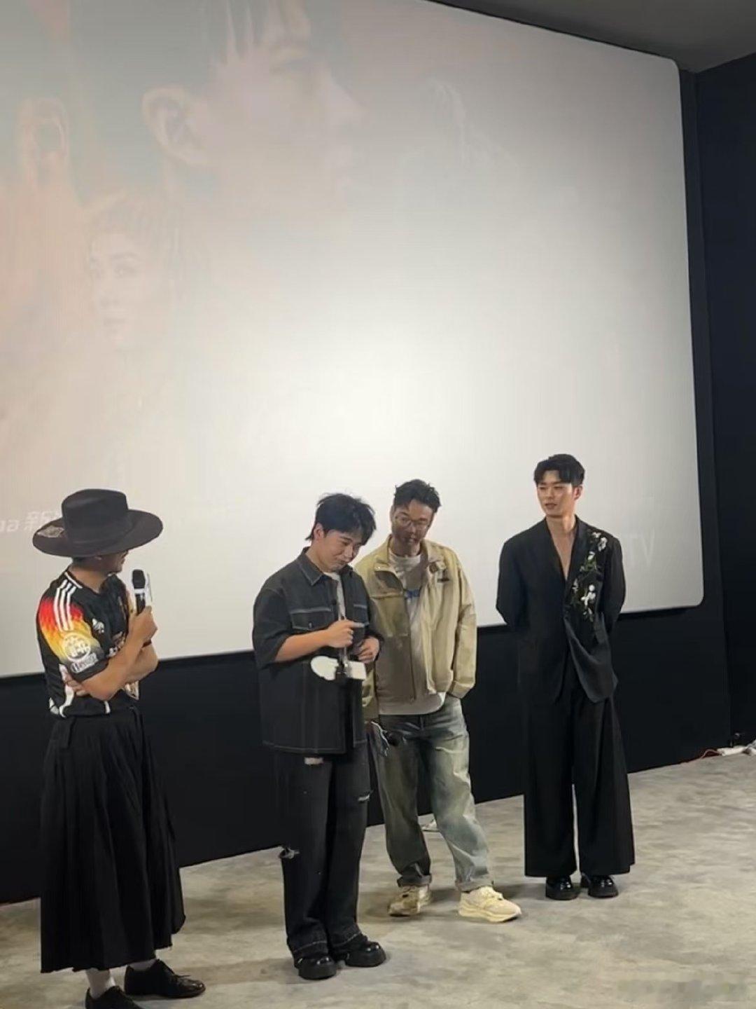 #郭麒麟是懂撒娇的# 撒娇也能撒得这么自然、这么可爱，郭麒麟真是让人刮目相看。从