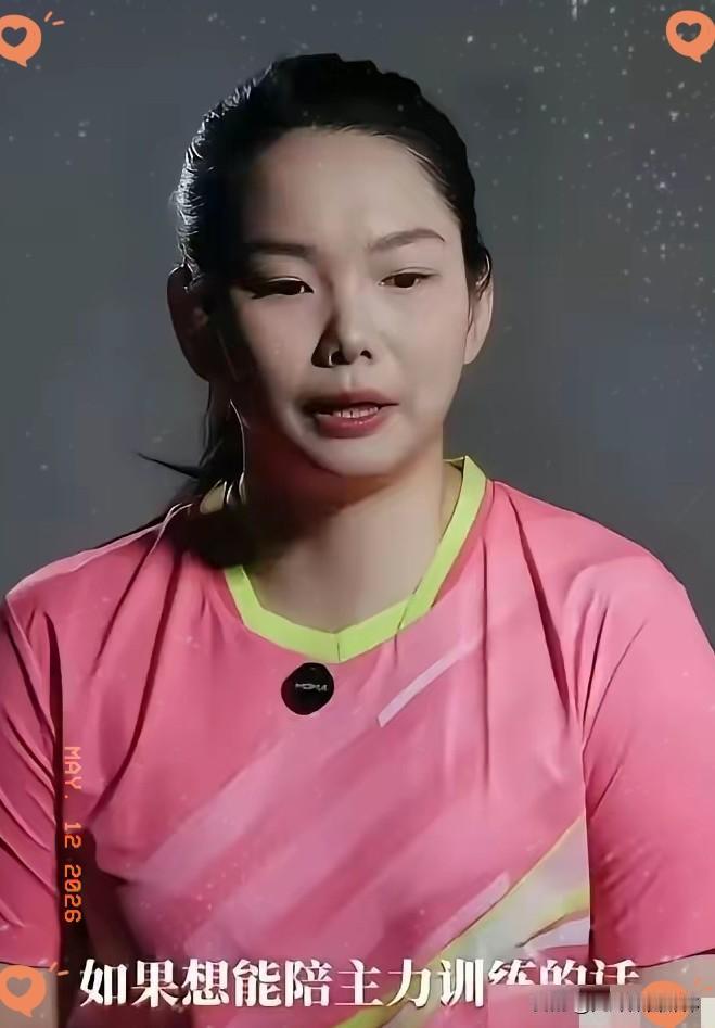 孙颖莎夺冠后，第一个冲过去抱住的人，不是教练马琳。而是那个为了模仿伊藤美诚，当了