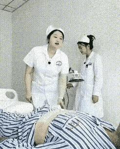 不喝牛奶不吃饭，
住进医院生闷气。
打针输液全无效，
真拿大爹没办法，
护士忽然