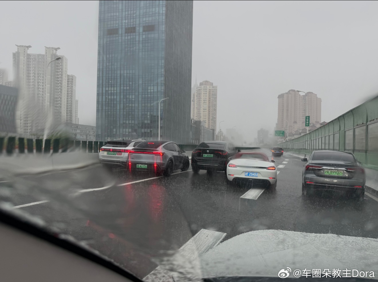 上海内环高架，三车道变五车道