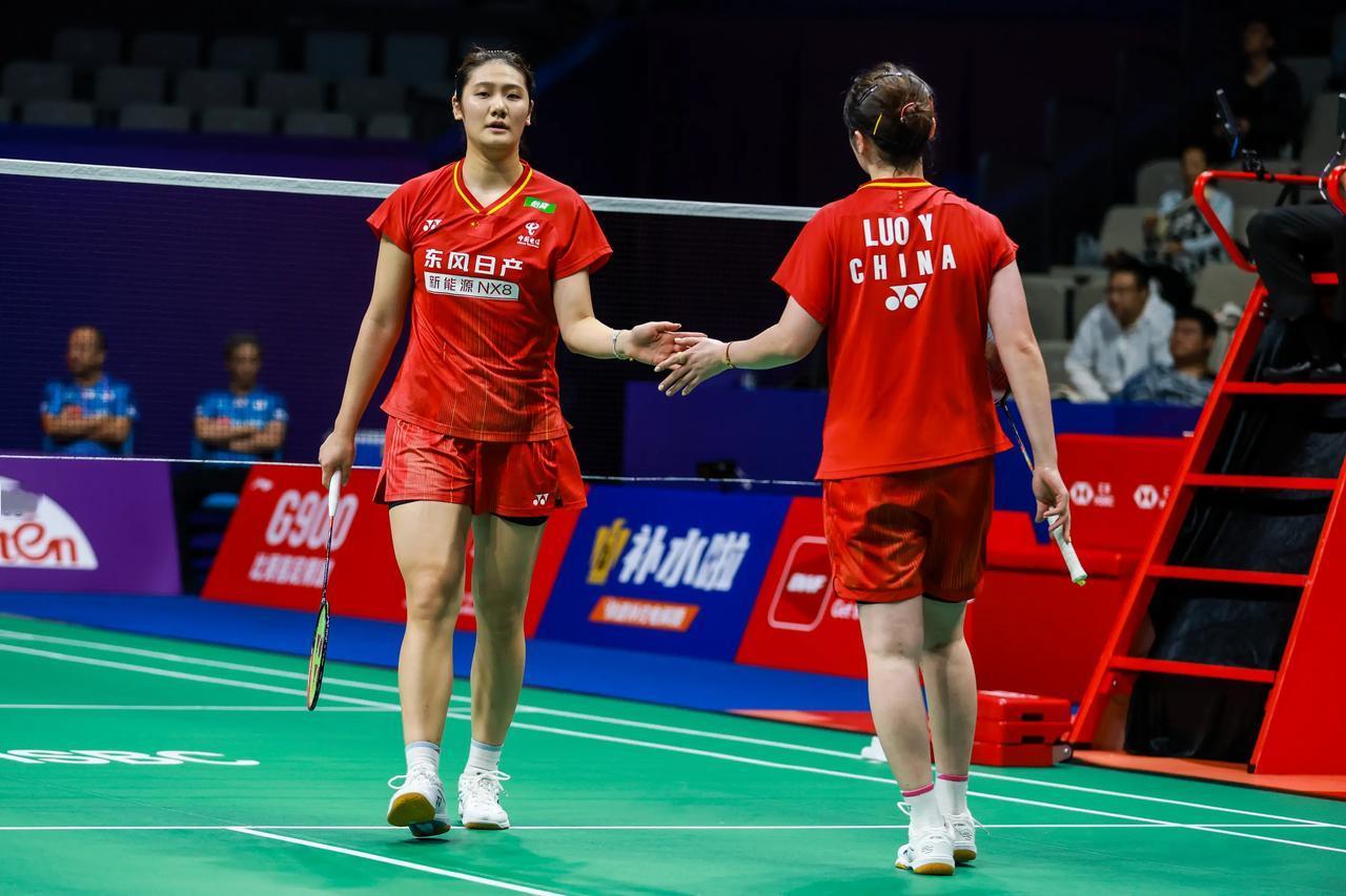 羽毛球中国大师赛女双今日战报，中国女双两连胜
罗意/王汀戈　2-1　广上瑠依/保