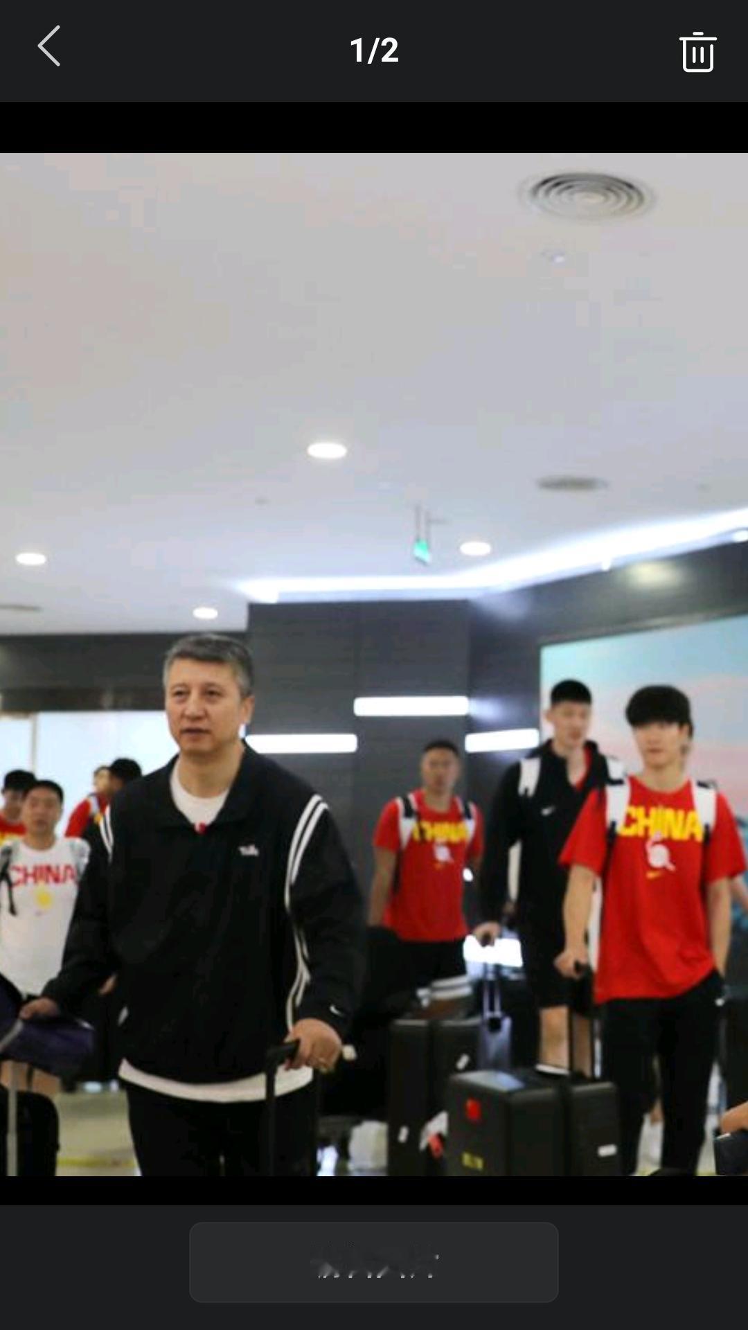 据央视网消息，今天下午中国男篮抵达海口美兰机场，开启热身赛之旅。据报道，此次海口