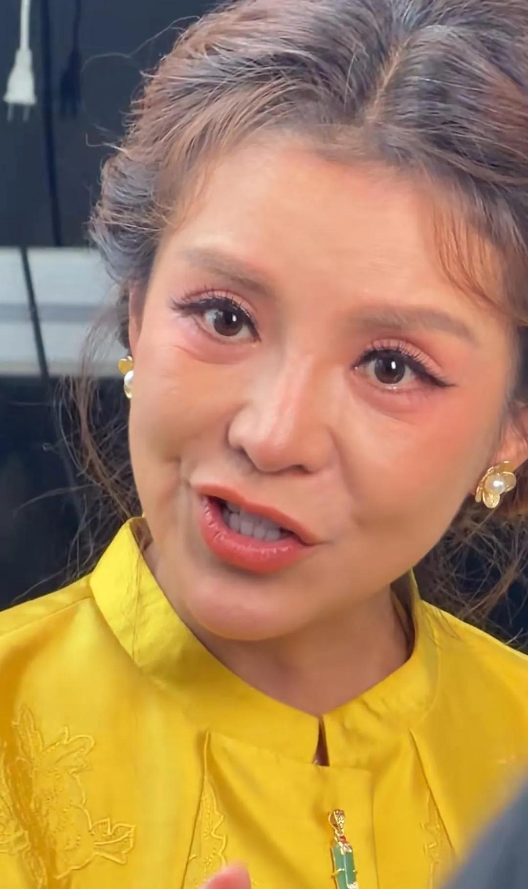 上海金博会偶遇朱迅，滤镜碎了？本人状态引热议
 
在上海金博会偶遇央视主持人朱迅