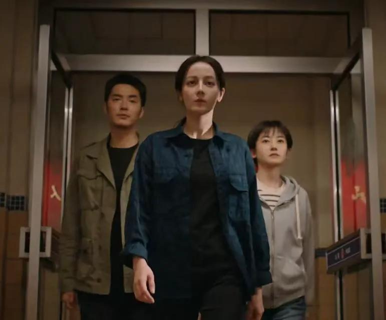 张译《以法之名》收视率稳定上升，案件进入白日化，大家等待着这一群社会败类被抓捕，